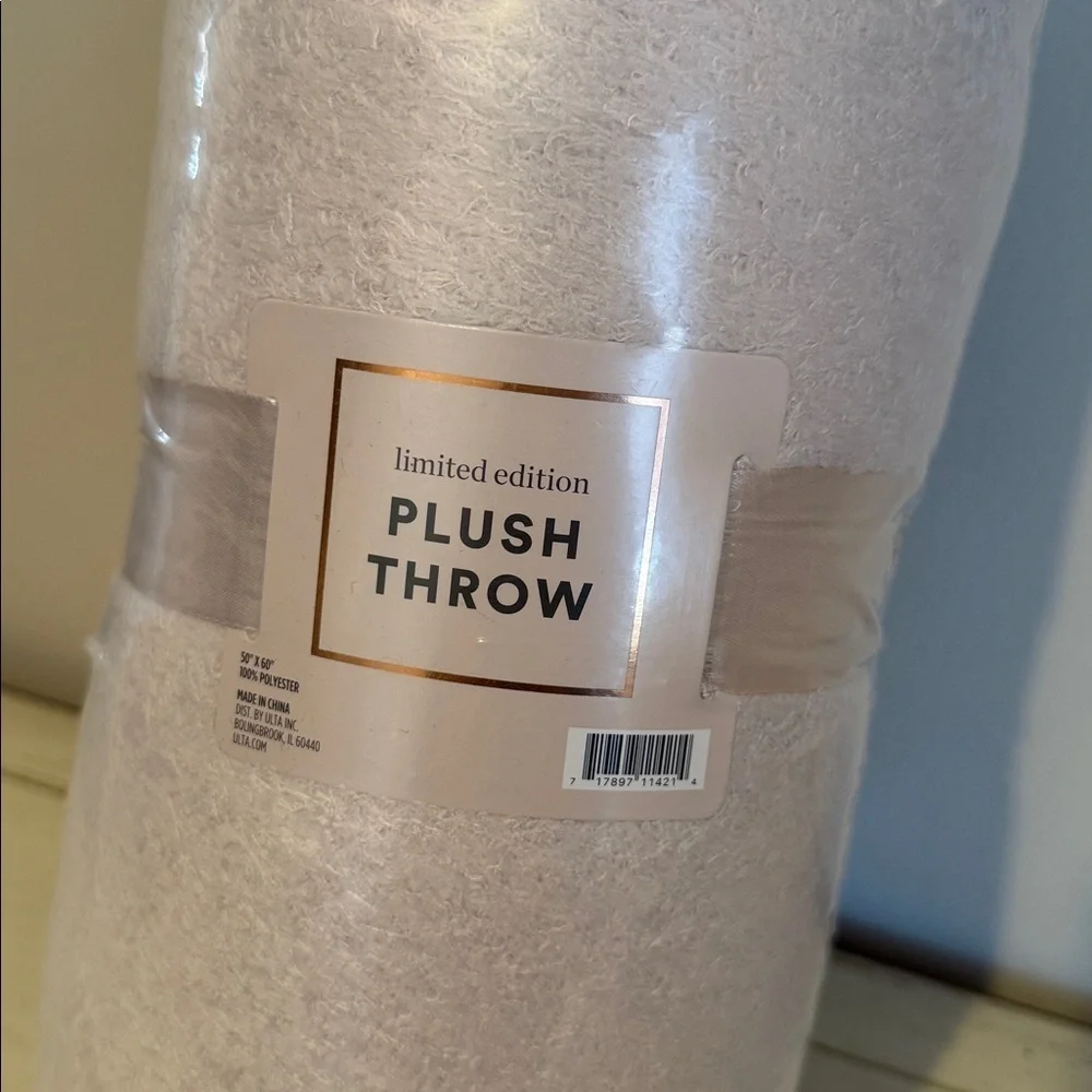Ulta Beauty Cream Plush Throw 50x60